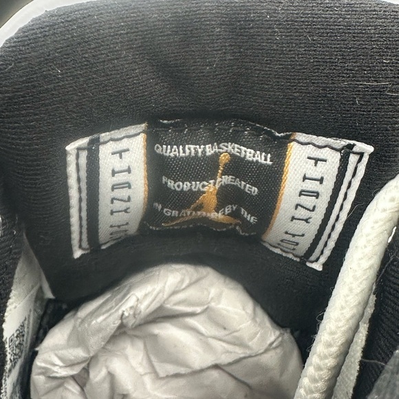 Jordan Black and White Sneakers Sleek Design - Picture 4 of 13